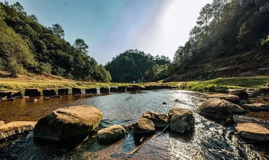 昆明策劃公司：昆明出發2小時，有個自然賞賜的露營圣地，溪瀑潭泉美不勝收