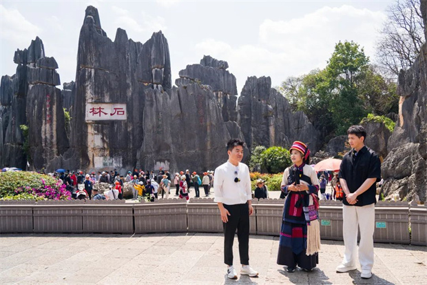 云南旅游,云南旅行社,云南團(tuán)建公司,云南策劃公司,云南會(huì)議執(zhí)行,昆明旅游,昆明旅行社,昆明團(tuán)建公司,昆明會(huì)議公司,昆明策劃公司：董宇輝來(lái)昆明石林啦！“在云南，萬(wàn)物與我皆自由”